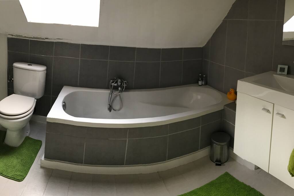 Badkamer met ligbad