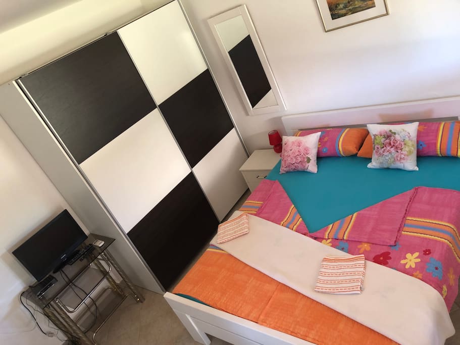 Big closet, tv lcd and new queen bed (160x200cm)