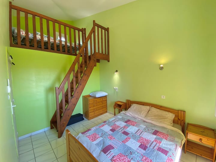 Зелена спалня (duplex) на горния етаж с 1 двойно легло и 2 единични легла