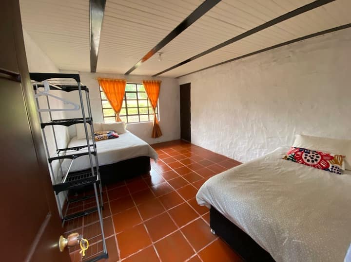 Habitacion principal,  primer piso con bano privado.