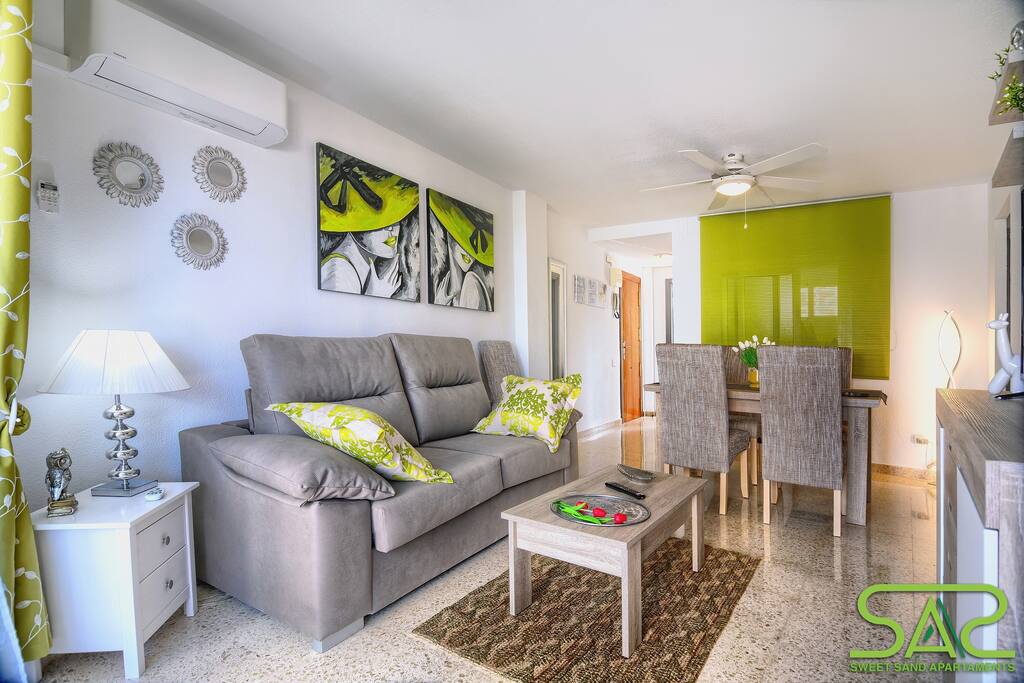 Aire acondicionado y ventiladores , en salón y habitaciones. El apartamento cuenta en total con tres aparatos de aire y tres ventiladores .