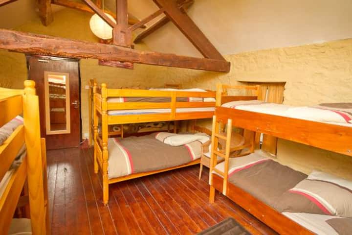 غرفة النوم في الطابق العلوي المكونة من 8 أشخاص ، كانت شقة هايلوفت!