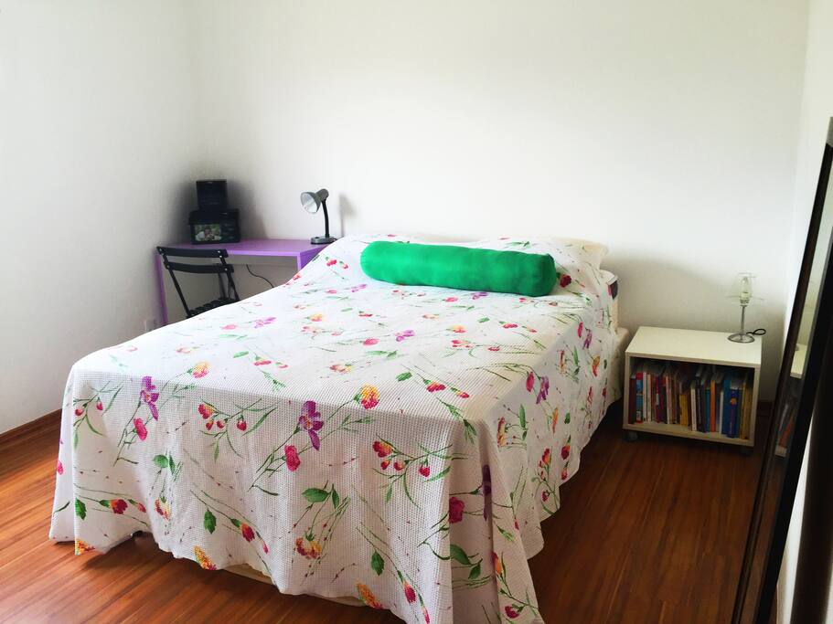 cama queen, mesa e cadeira para trabalho