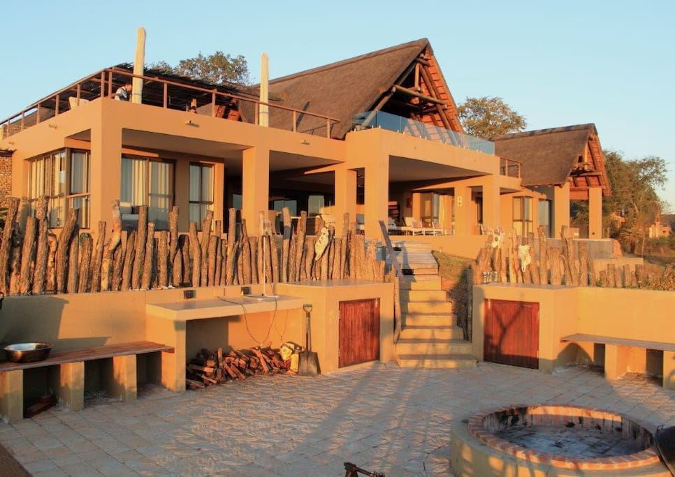 Lion Rock River Lodge has huge upper and lower decks ideal for relaxed wildlife viewing from the lodge itself.