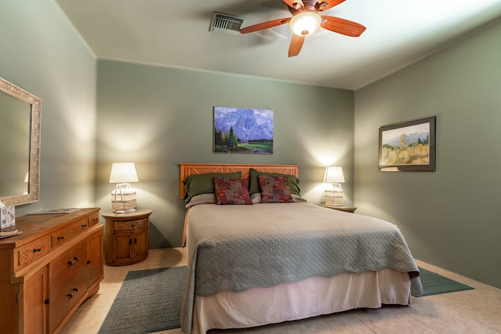 Schlafzimmer mit komfortablem Kingsize-Bett