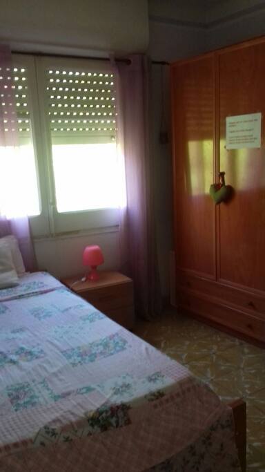 La habitación, fresca, llena de luz, con ventana que da a la calle