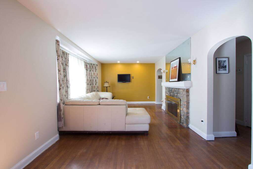 Main Floor Living Room (B) - Entrance View