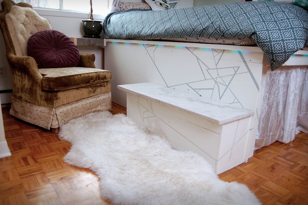 Artistic elements decorate the whole space, making every surface interesting.