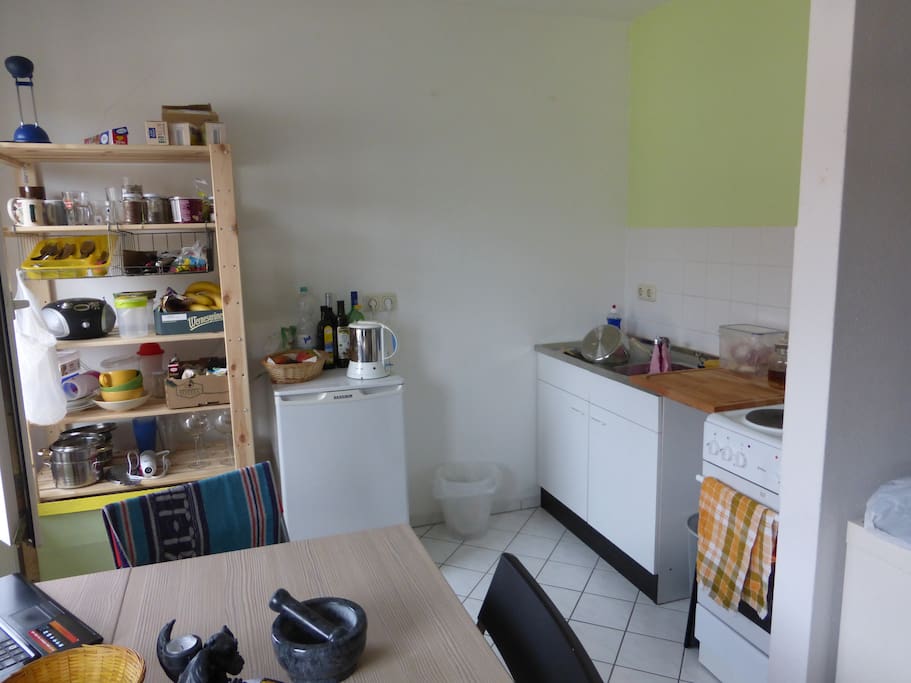 Simpel gestaltete Küche mit Herd, Spüle, Kühlschrank, Wasserkocher, keine Kaffeemaschine!!!, Besteck, Teller, Töpfe alles da