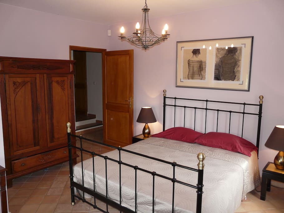 Queen bed, quality linens