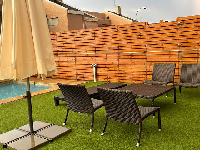 Villa cuatro pisos , jardin con piscina y barbacoa gallery image 4