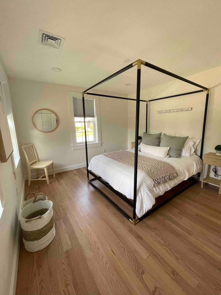 Chumba cha kulala # 1 Kitanda cha dari kilicho na nafasi ya kabati na kitanda cha malkia!