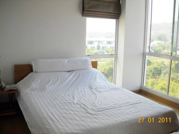 Quin size bedroom with lovely mountan view