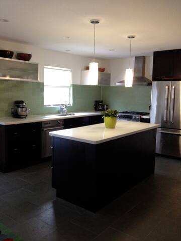 Modern S. Austin home 3 bed/2 bath gallery image 2