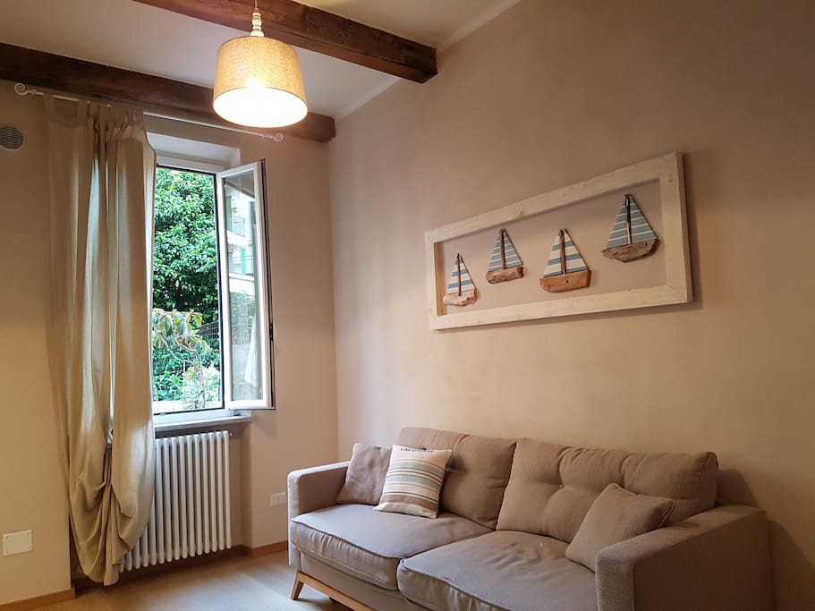 Zona giorno con affaccio su giardino - Living area with garden view - Salon avec la vue sur jardin