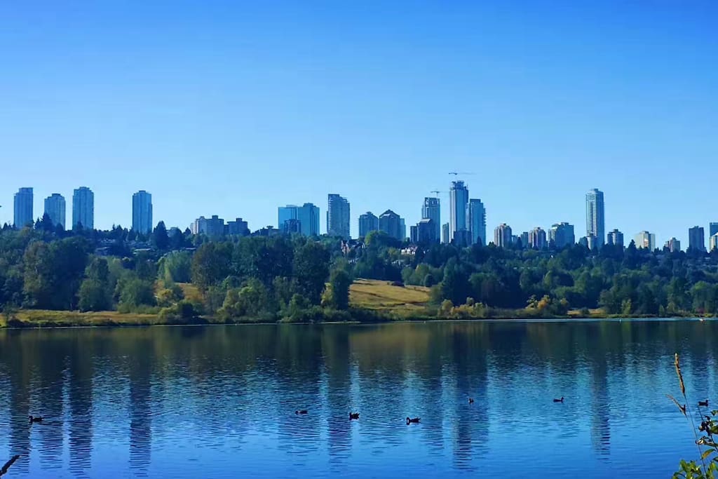 House sits in the convenient Metrotown area, and close to Central Park and Deer Lake.