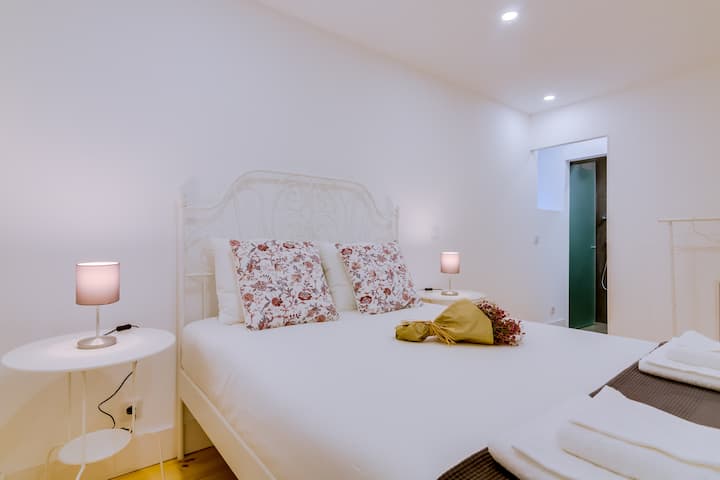 Dormitorio con cama matrimonial y baño privado - Dormitorio matrimonial con baño privado