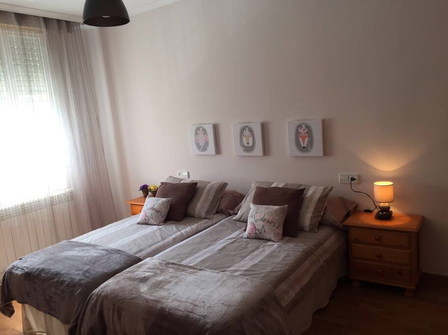 Dormitorio exterior, amplio y comodo