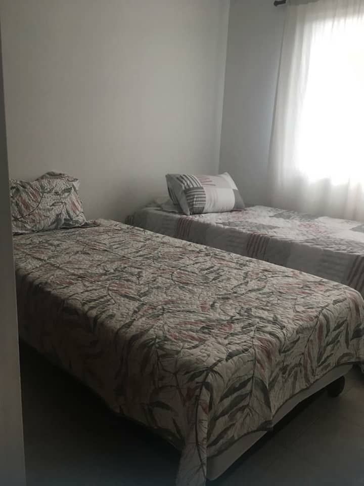 ห้องพักพร้อมตู้เสื้อผ้าและเตียงเดี่ยวสองเตียง 