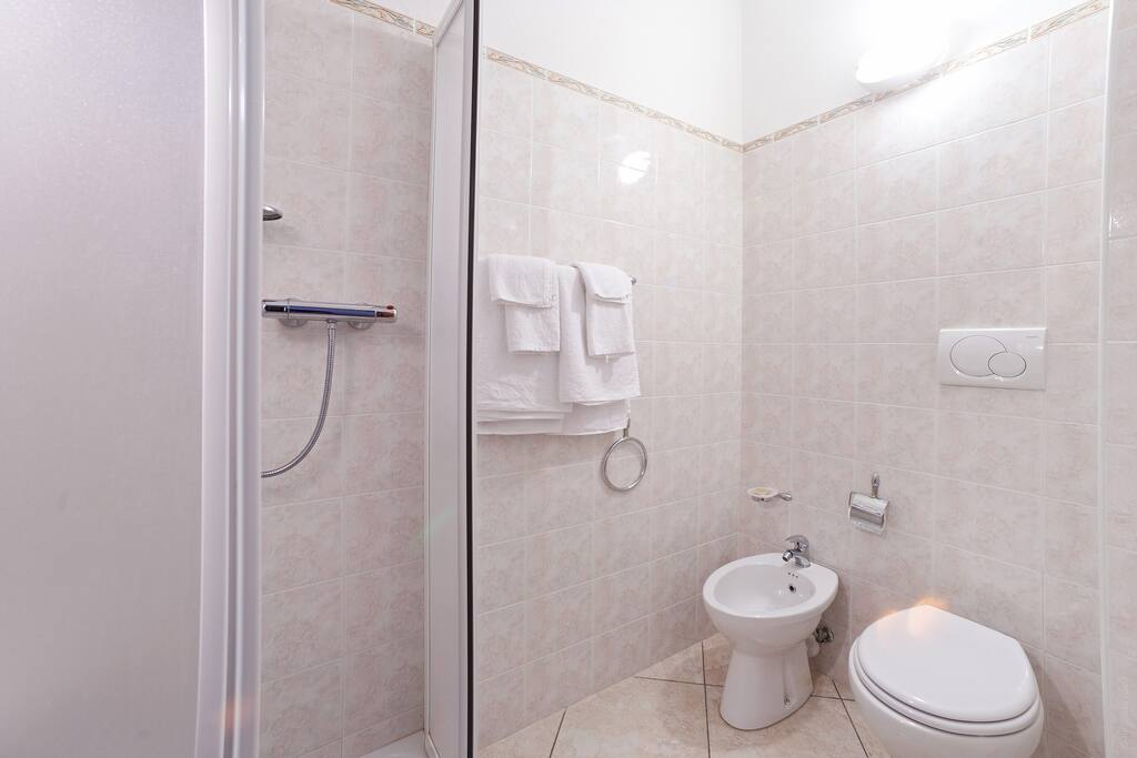 Bagno privato con box doccia, biancheria, set cortesia, phon