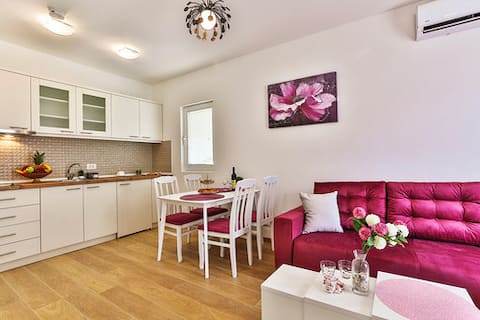 Popular Airbnb listing: Amazing Beach 1bdr ap. with terrace free parking6 in Sutomore