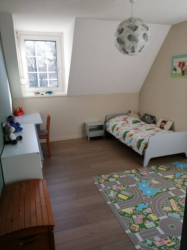 سرير لشخص واحد 