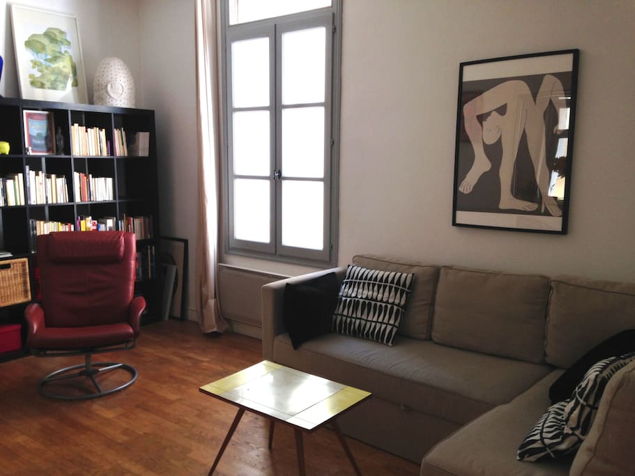 2 espace de vie, avec canapé convertible et bureau