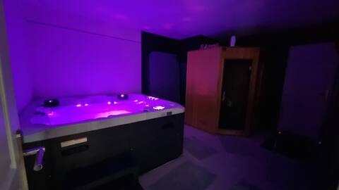 SPACIOUS HOUSE WITH HOT TUB AND SAUNA