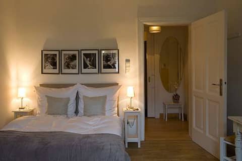 Top performing Airbnb: Very cozy Apartment for 2. "HH1" in Hoheluft West