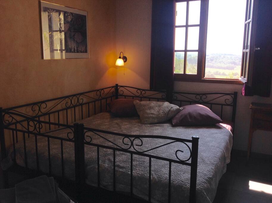 Je nach Wunsch, zusammen geschoben zu einem Bett.
Selon vos besoin, les deux lits ensemble