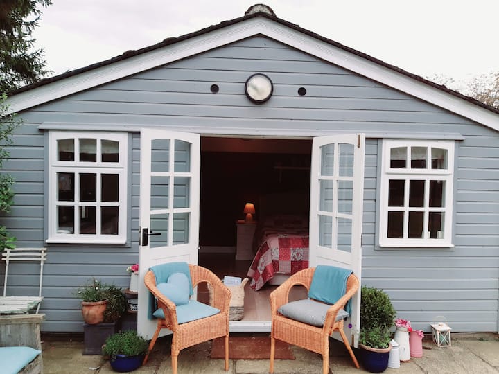 Cosy Cabin in Beautiful Grounds Near Lewes Guest houses for Rent in