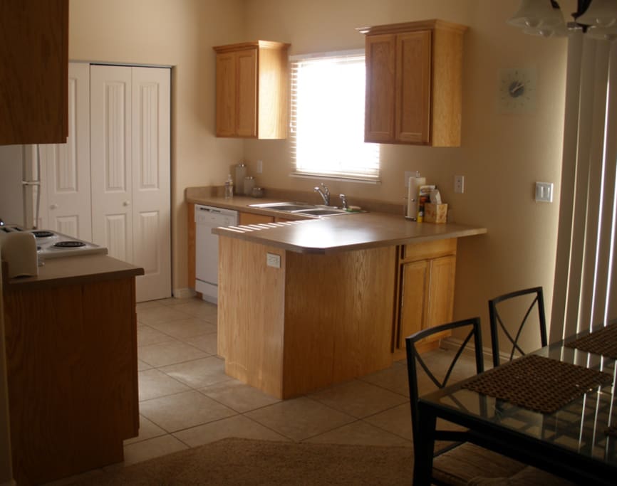 Fully equipped kitchen and dining room
