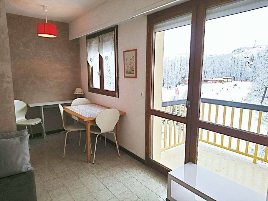 Petit coin salle à manger avec vue agréable