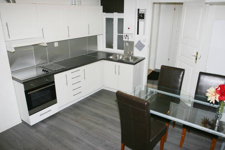 Perfect Location -Train/Bus/Harbour