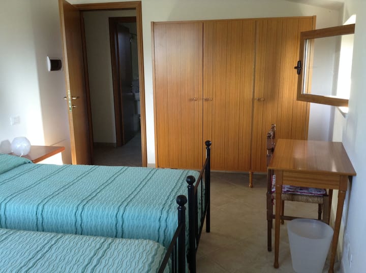 El dormitorio con dos camas.