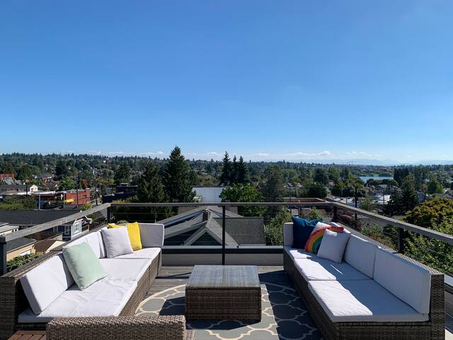 Modern Sun-filled 3 Bedroom Home in Greenlake gallery image 3