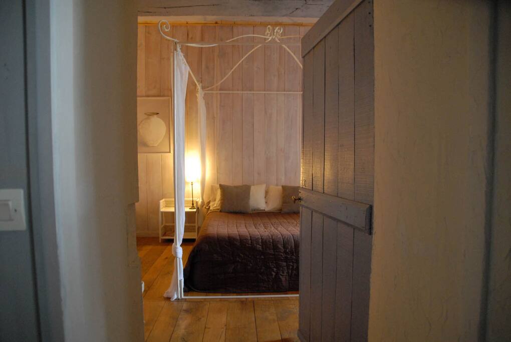Accès à la chambre La Cazelle