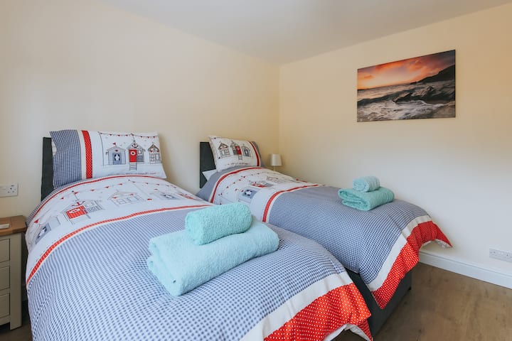 卧室2 （ 2张单人床/1张加大双人床）