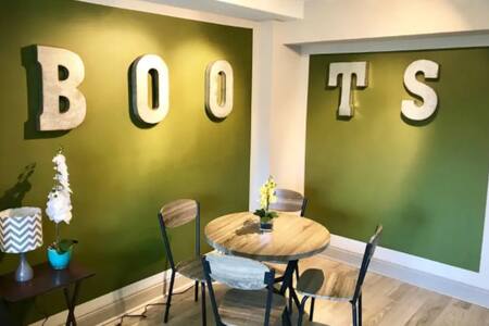 BOOTS and BROADWAY!! Walk to everything!!