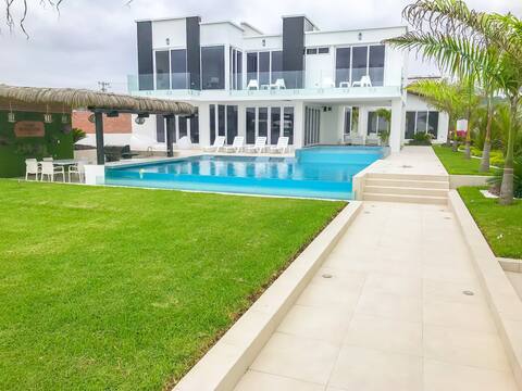 Luxurious Ocean Front vacation Home, Olón-Ecuador