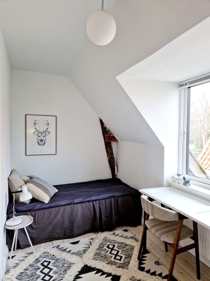 LA CAMA ES DE 190 CM. LARGO (PARA NIÑOS, ETC.)