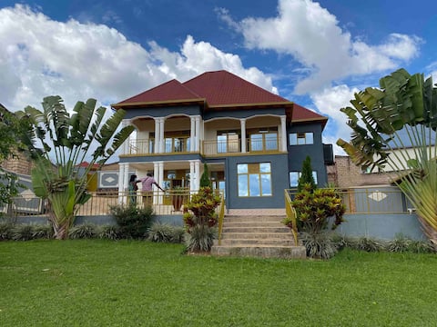 Cozy Villa with Swimming Pool and big Garden .