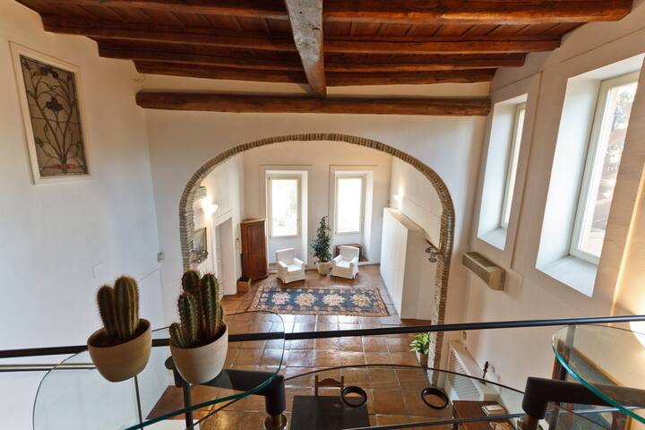 The Historic Nobleman’s Loft -5 Bedrooms! gallery image 4
