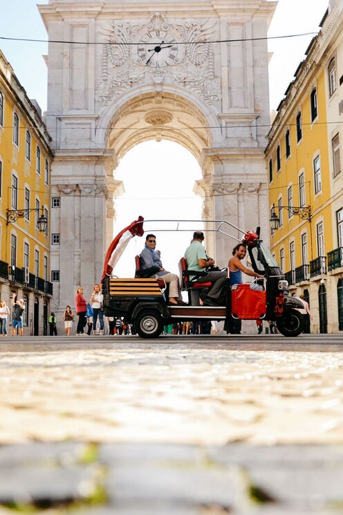 Show full-screen, host-provided image