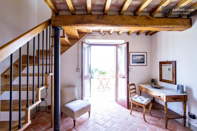 Საძინებელი, რომელიც ფანჯარას გაჰყურებს.