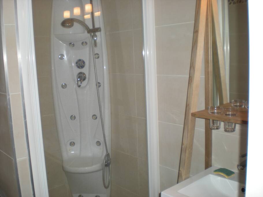 Douche ambiance bateau, avec bac en pierre.