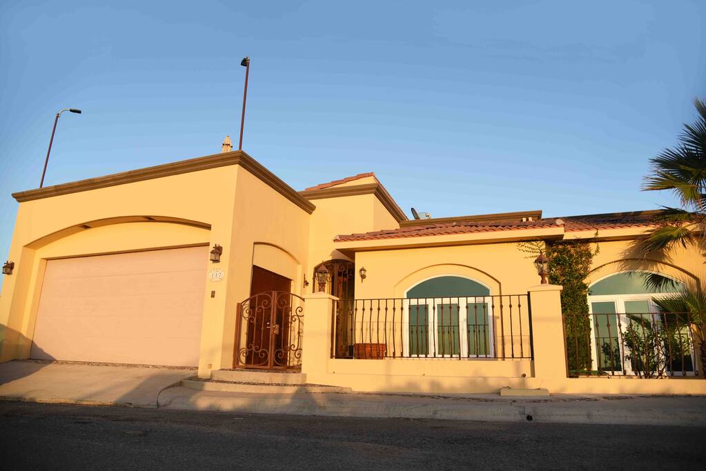 "La Casa de las Conchas" front view!