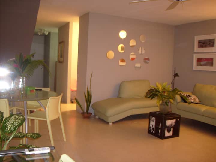 Puerta de entrada en la parte trasera. Cocina a la derecha, baño a la izquierda y habitación pequeña con litera adicional y espacio para el almacenamiento ubicado detrás del sofá. Cama de dos plazas, (no se muestra) frente al sofá y los espejos.