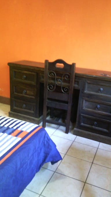 un escritorio con gavetas en la habitación