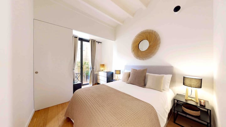 El dormitorio principal luminoso y tranquilo con el hermoso balcón.